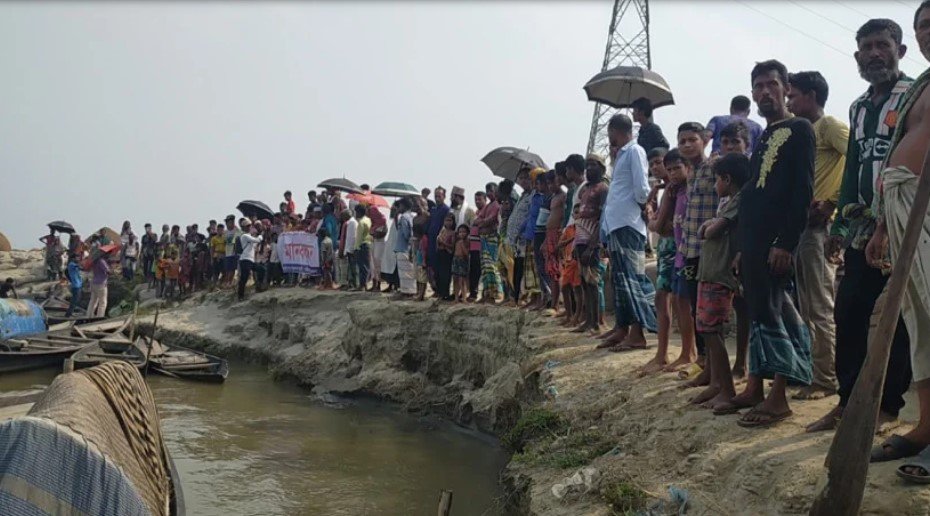 আজকে নেত্রকোনায়  নদীভাঙন রোধে ব্যবস্থার দাবিতে   মানববন্ধন